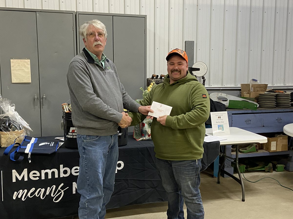 Larry Walton presenting the individual Chili Cook Off award