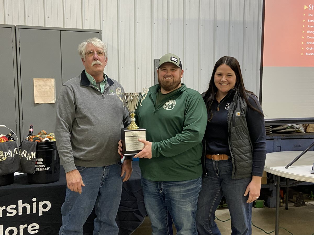 Larry Walton presenting CFB Chili Cook Off award