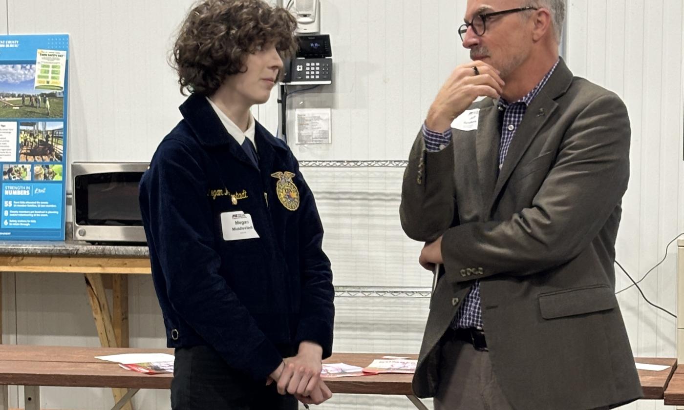 MFB District 4 Director Jeff Sandborn talks with KCTC student at 2026 Kent Legislative Breakfast.